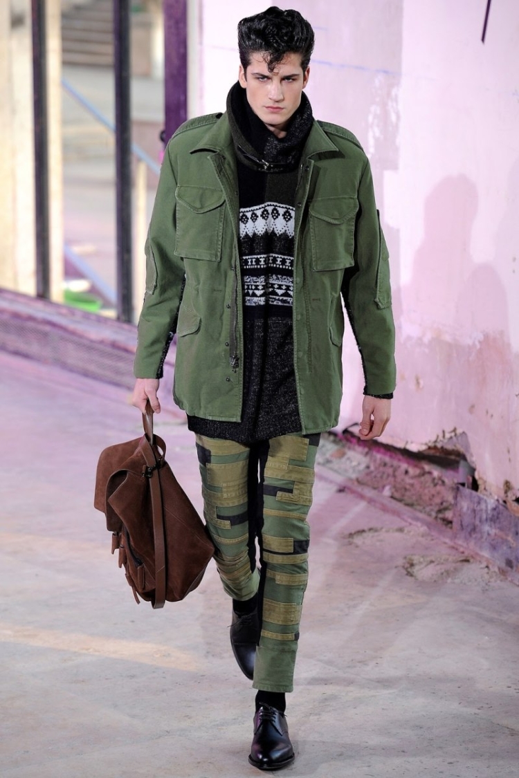 Парень в зеленой куртке