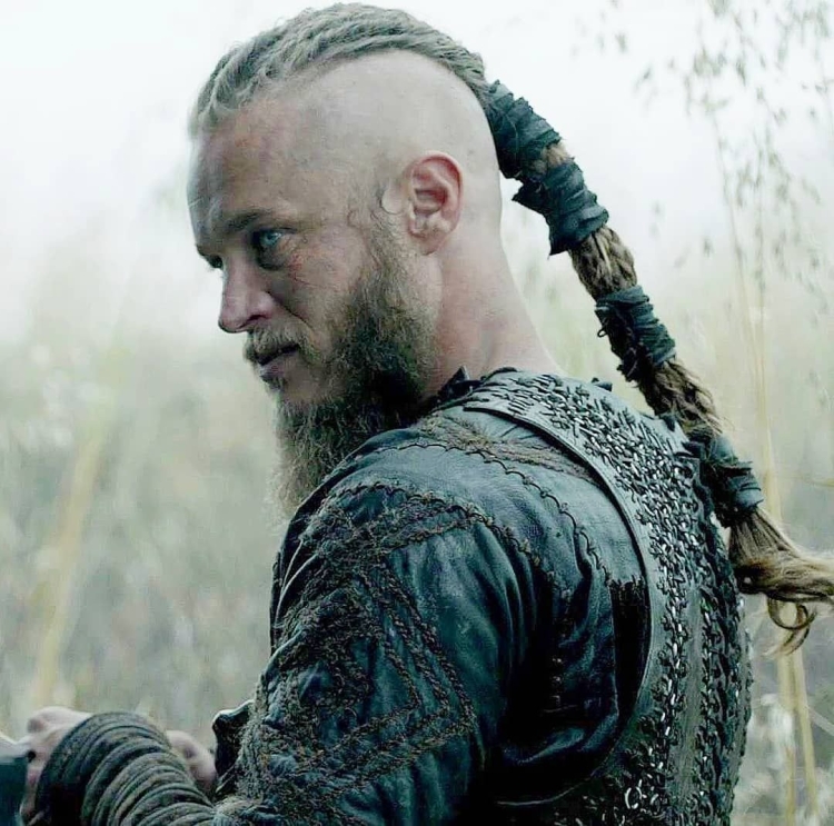 Рагнар Лодброк прическа