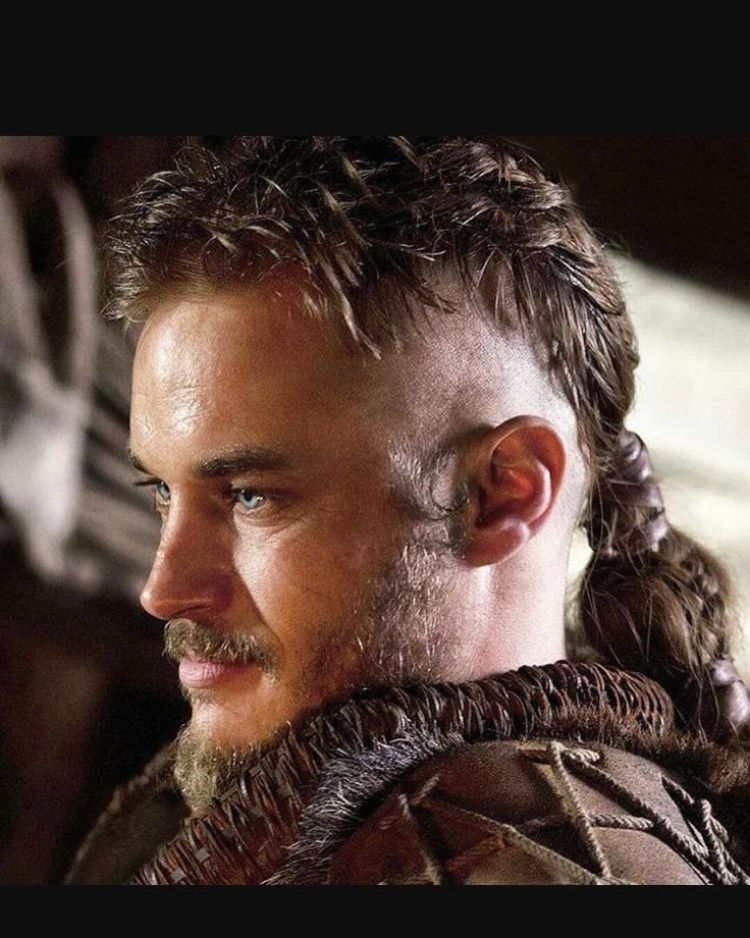 Трэвис Фиммел прическа Викинги