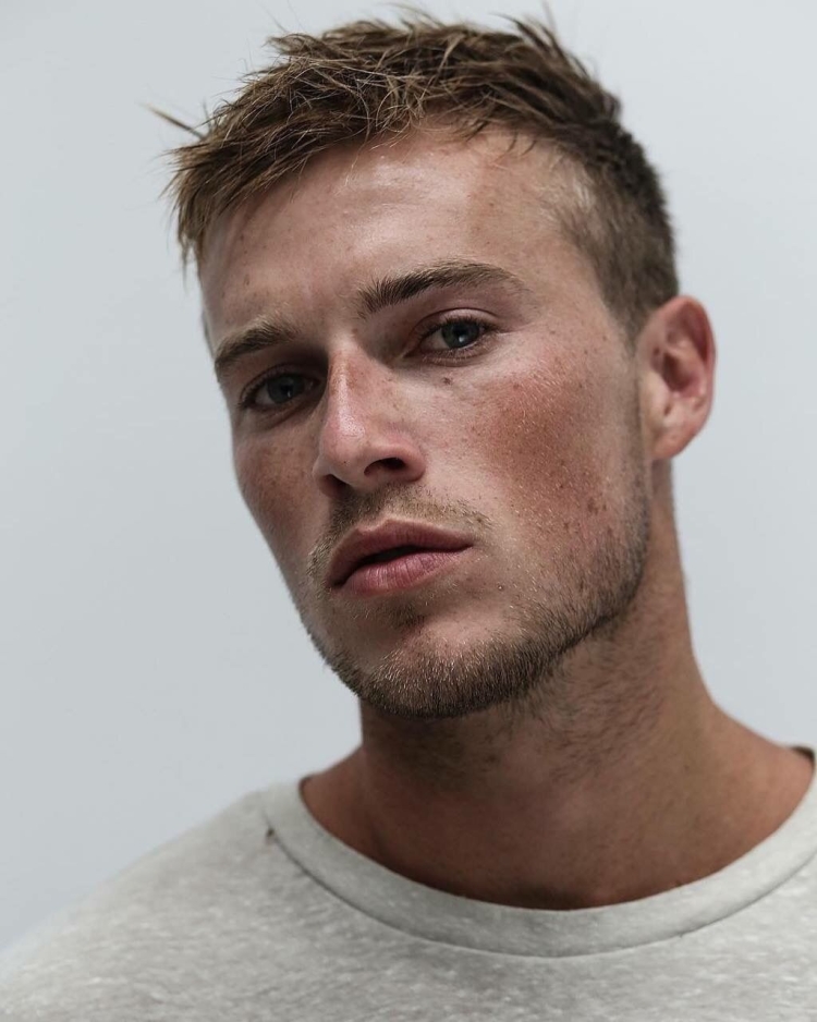 Квадратное лицо мужское