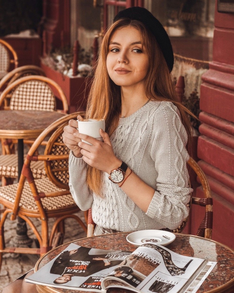 Девушка в кафе