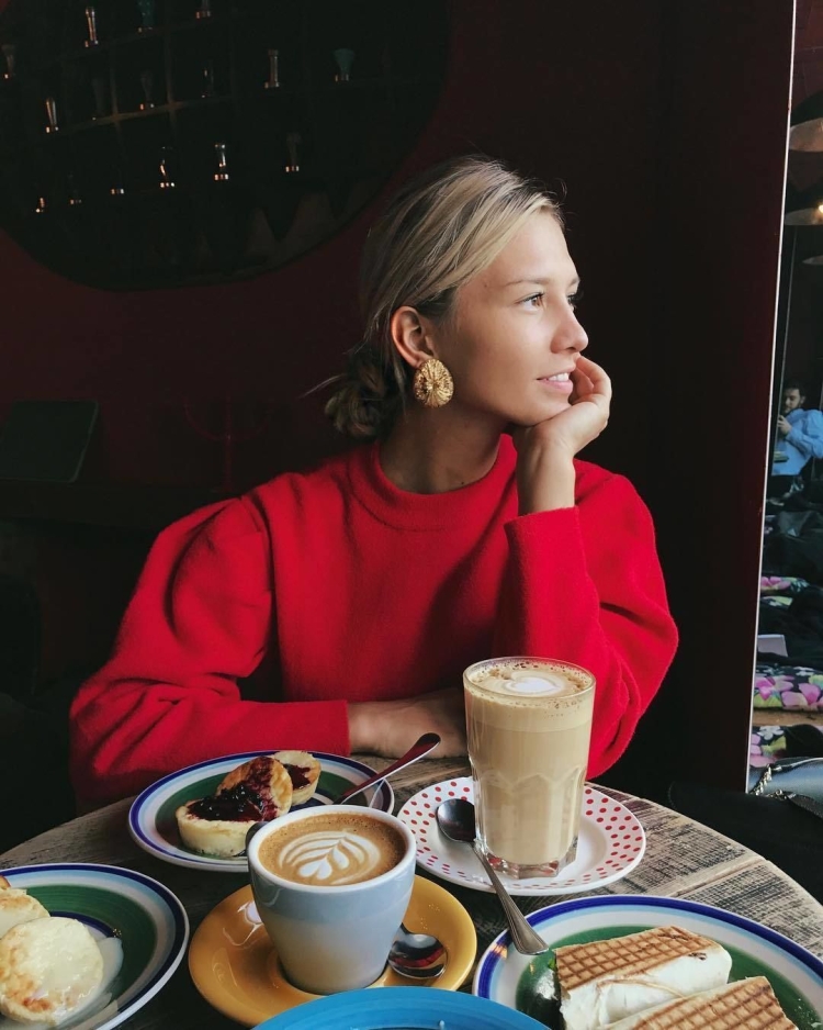 Девушка в кофейне
