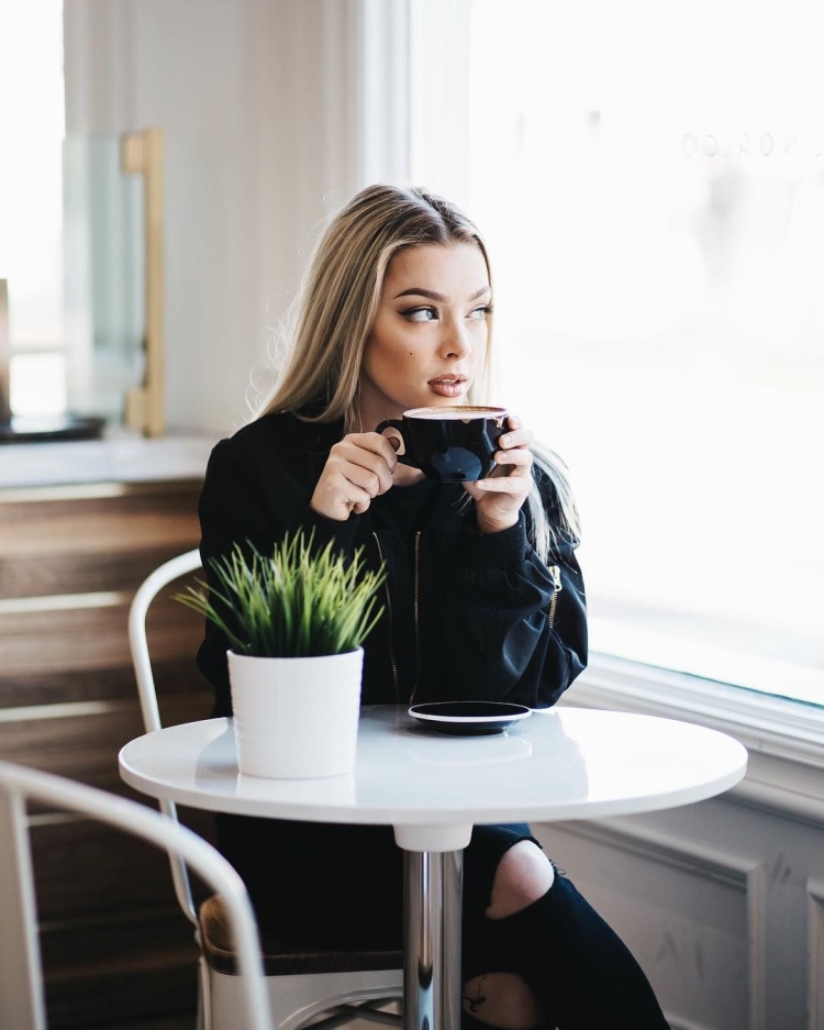 Девушка в кафе