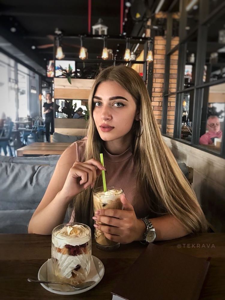 Девушка в ресторане