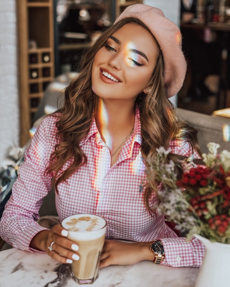 Кристина Крайт в кафе