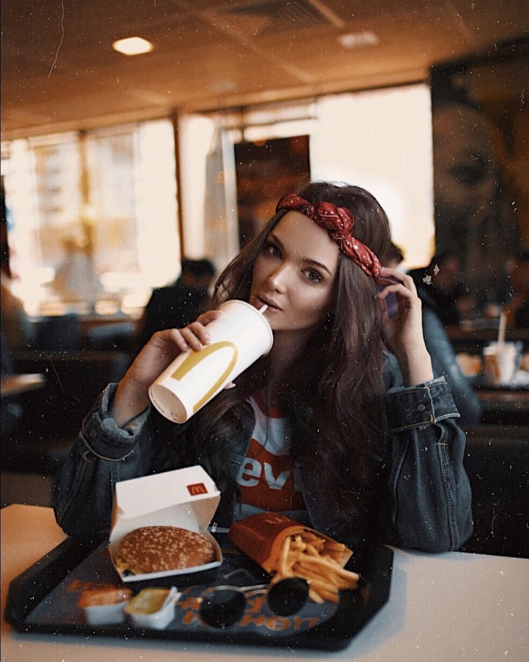 Фотосессия девушка с едой
