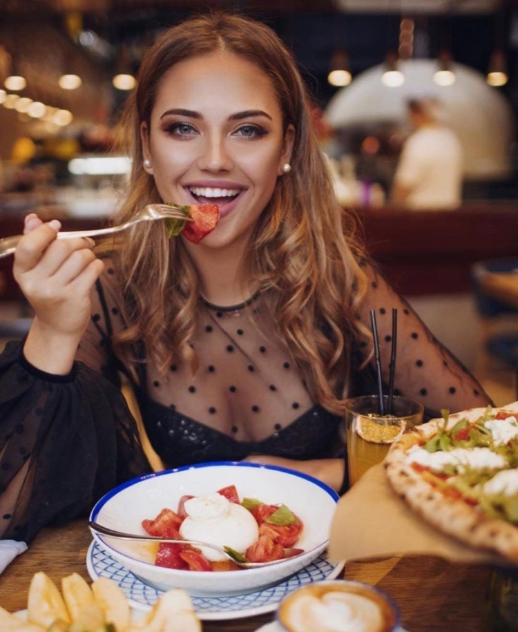 Красивая девушка в ресторане