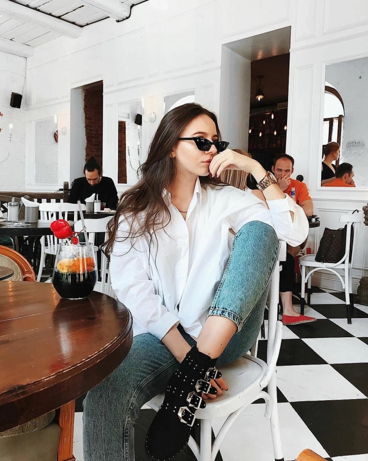 Стильная девушка в кафе