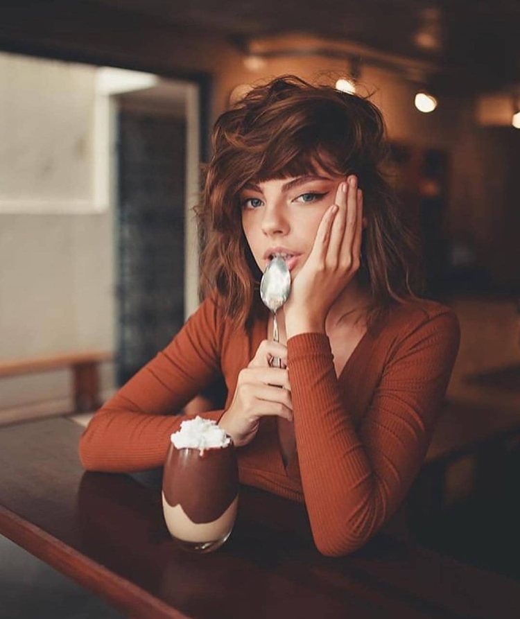 Девушка в кофейне