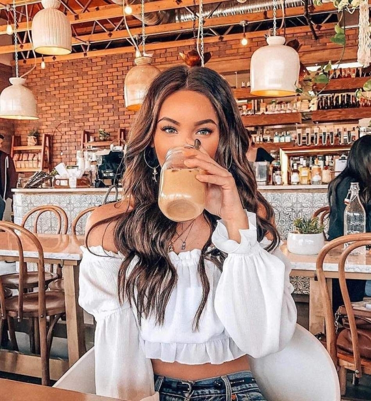 Девушка в ресторане