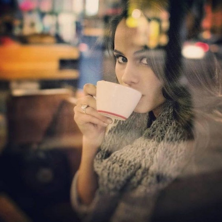 Девушка с кофе в кафе
