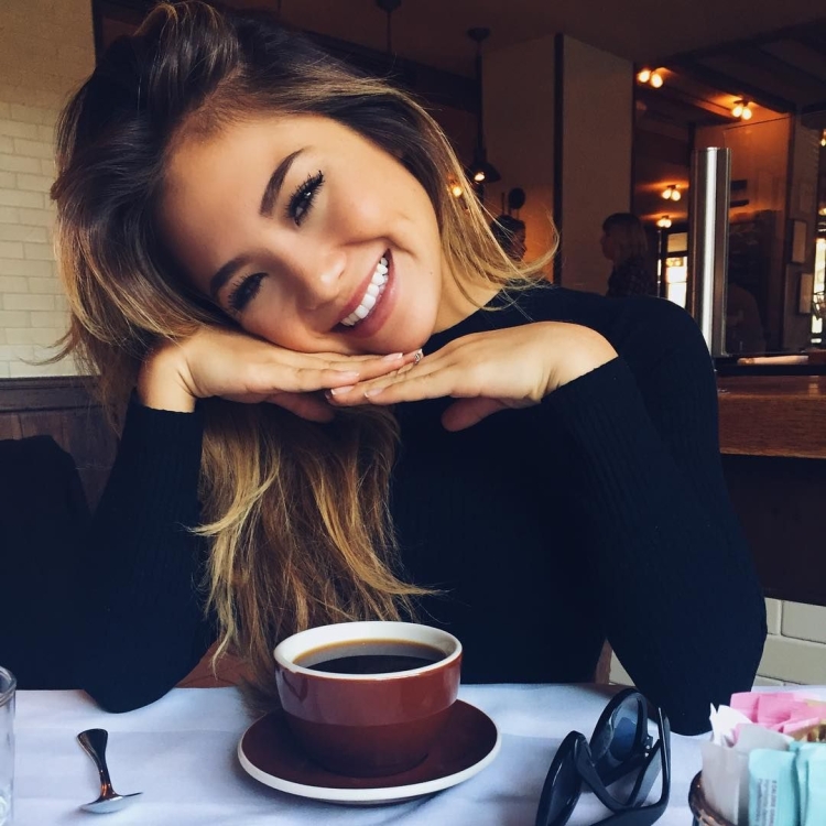 Девушка в кафе улыбается