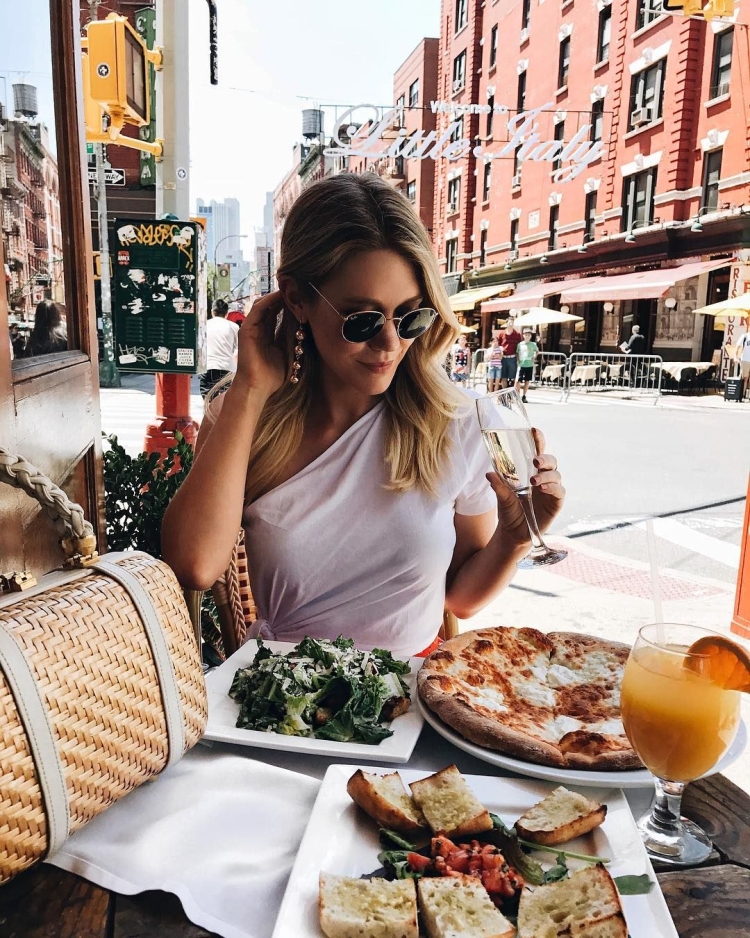 Красивая девушка в ресторане