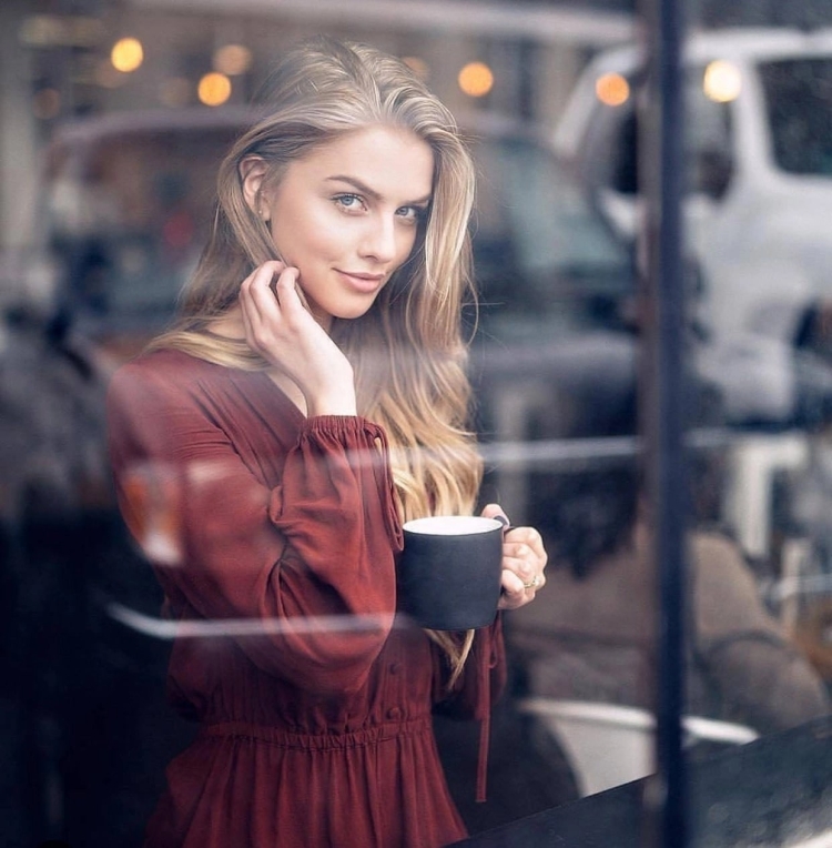 Портрет девушки в кафе