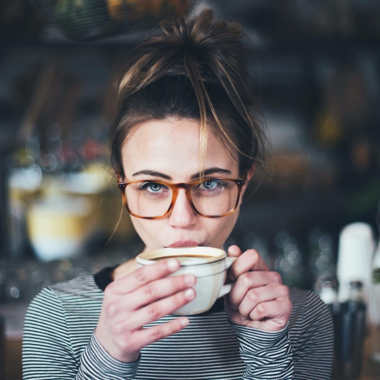 Девушка в кофейне