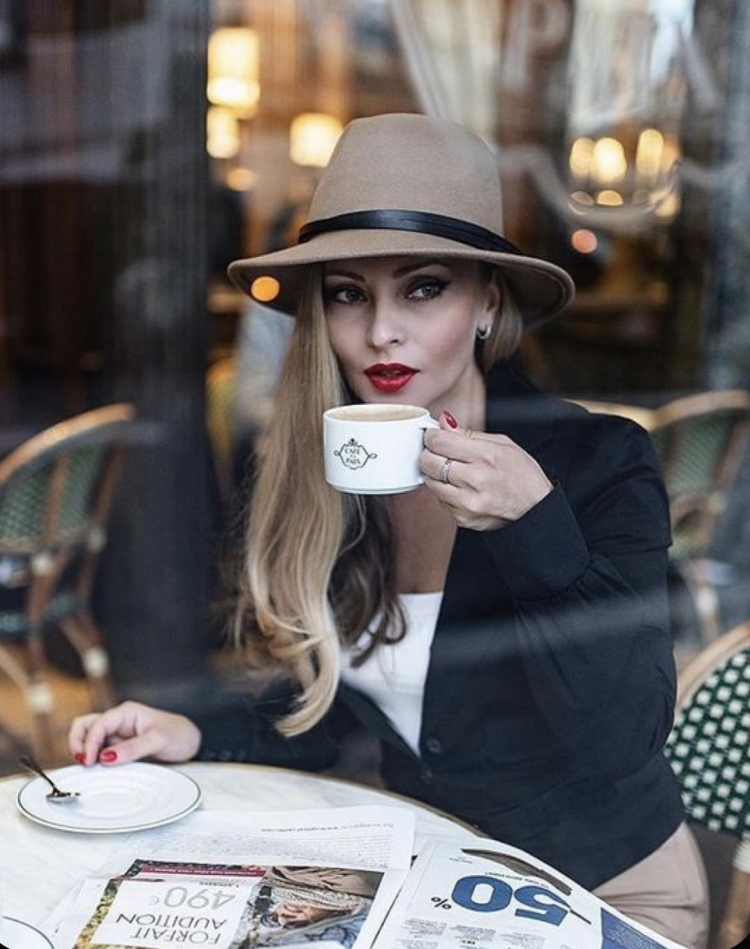 Девушка в кафе