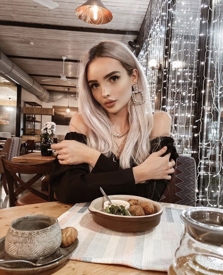 Селфи за столом в кафе