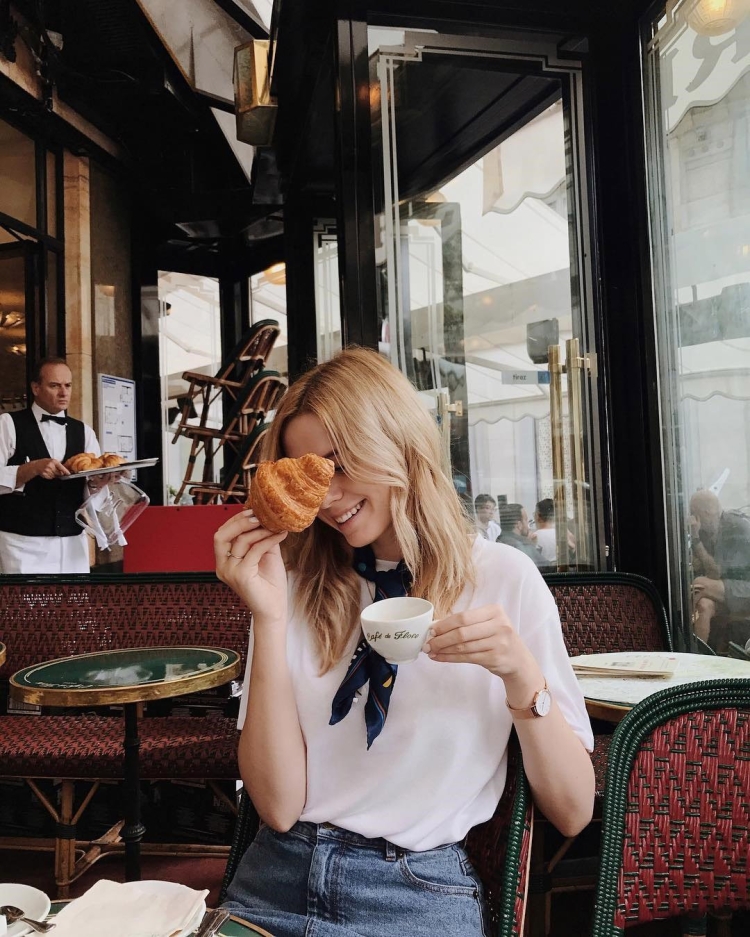 Девушка в кафе