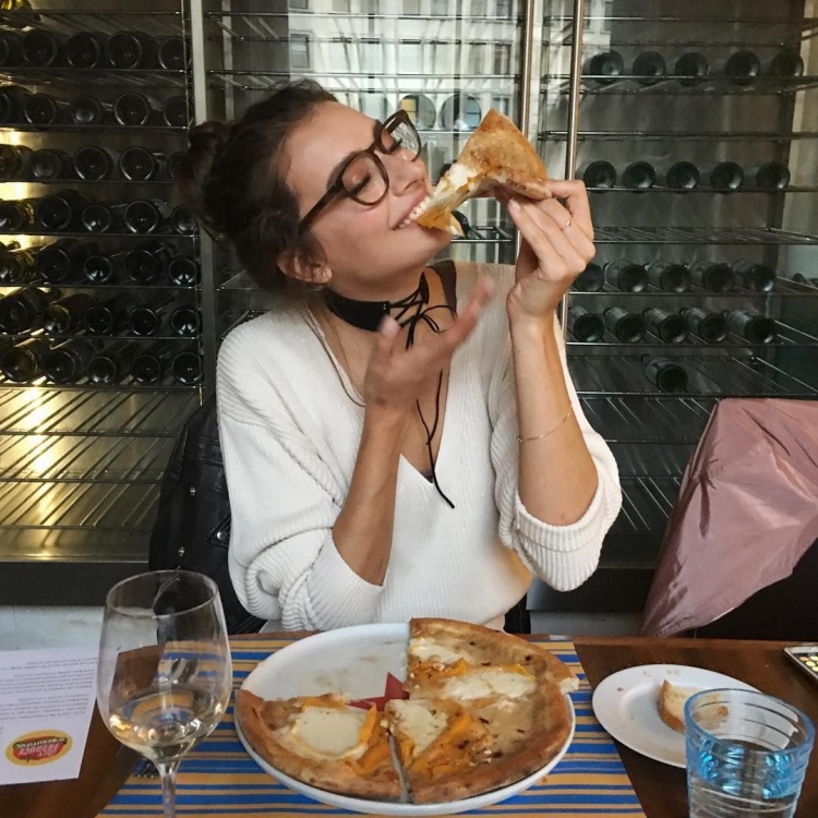 Селфи девушки с едой в кафе