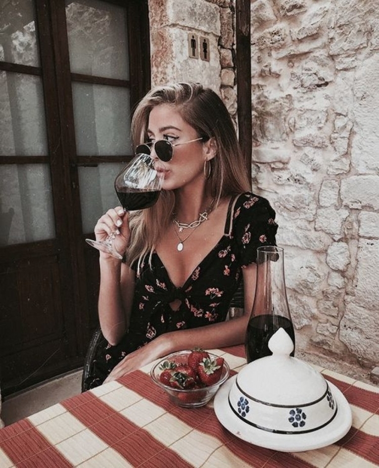 Девушка с бокалом вина