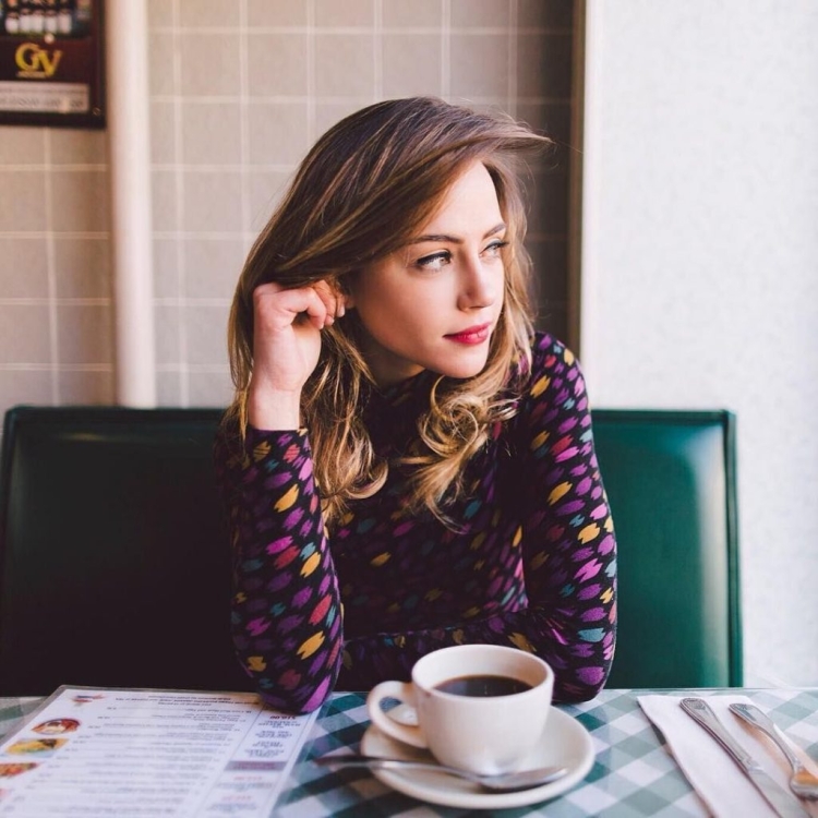 Фотосессия в кафе девушка