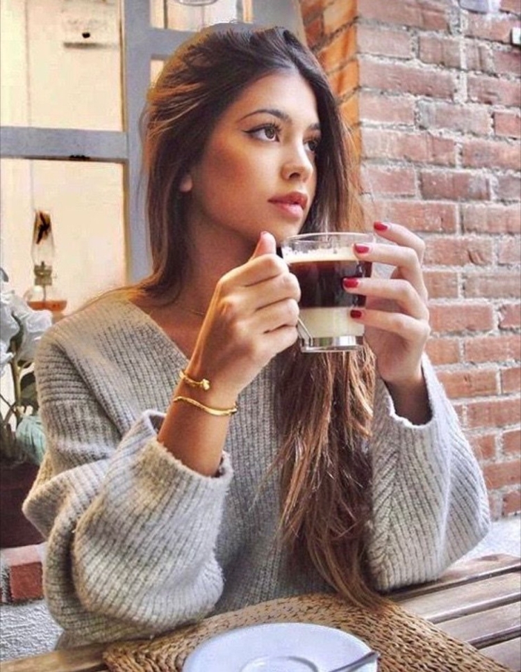 Фотосессия в свитере в кофейне