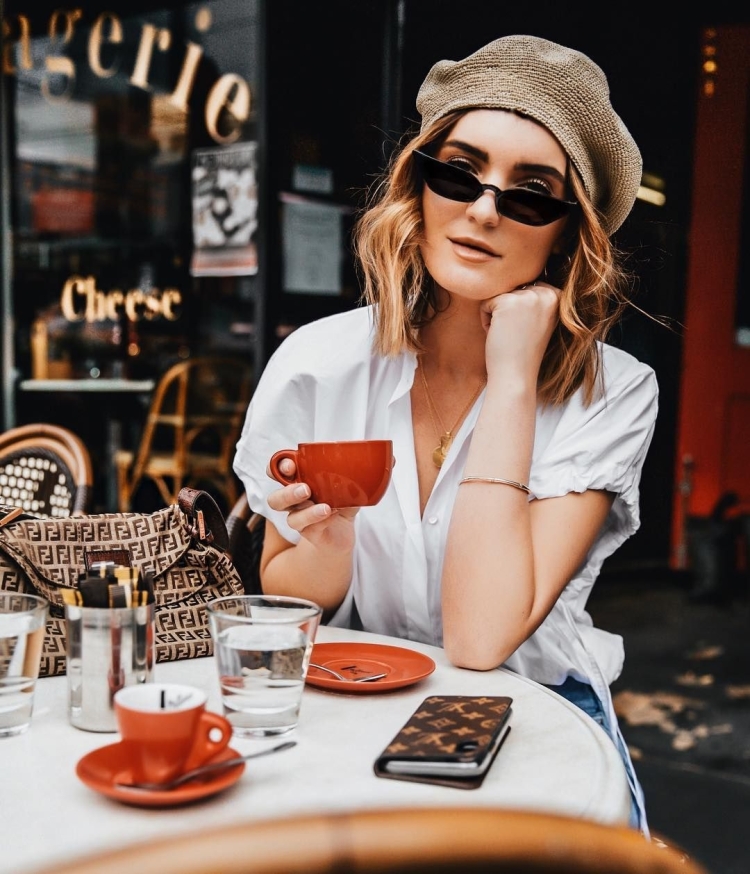 Стильная девушка в кафе