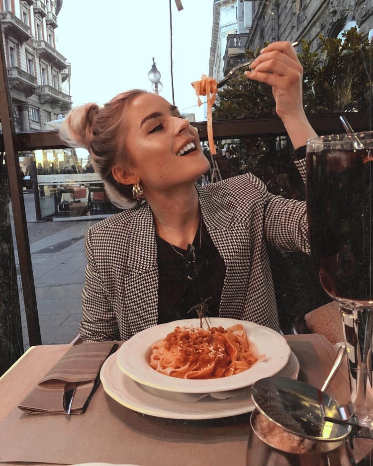 Девушка ест в ресторане