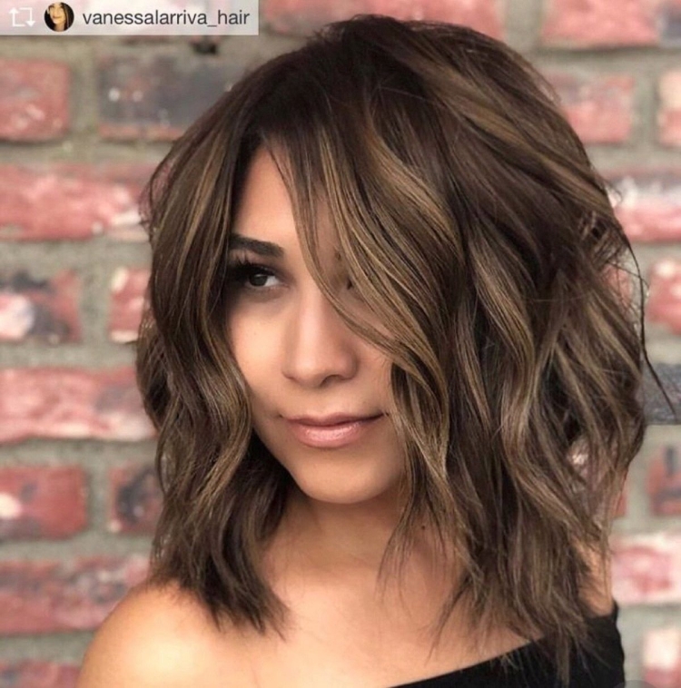 Эффект выгоревших прядей на темных волосах каре