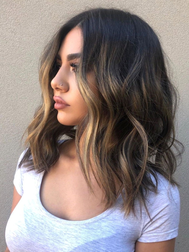 Светлые пряди на темных волосах