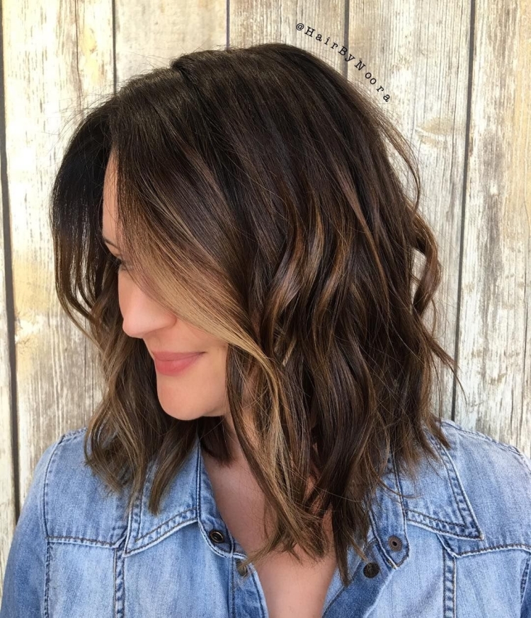 Каре с осветленными прядями у лица