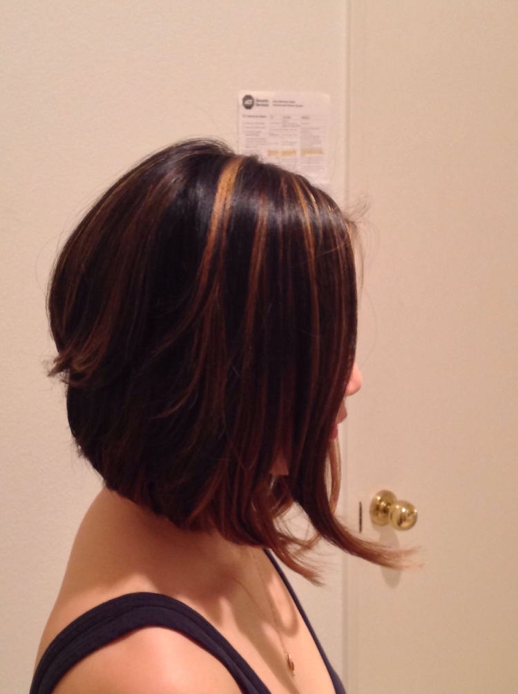 Пряди на темных волосах каре