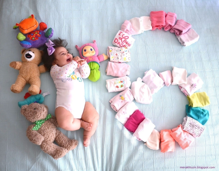 Фотосессия по месяцам малыша с игрушкой