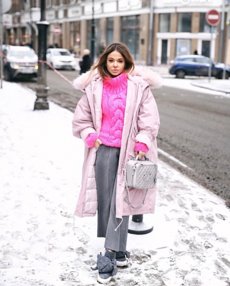 Сумка к розовому пуховику