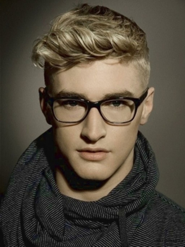 Блондин в очках