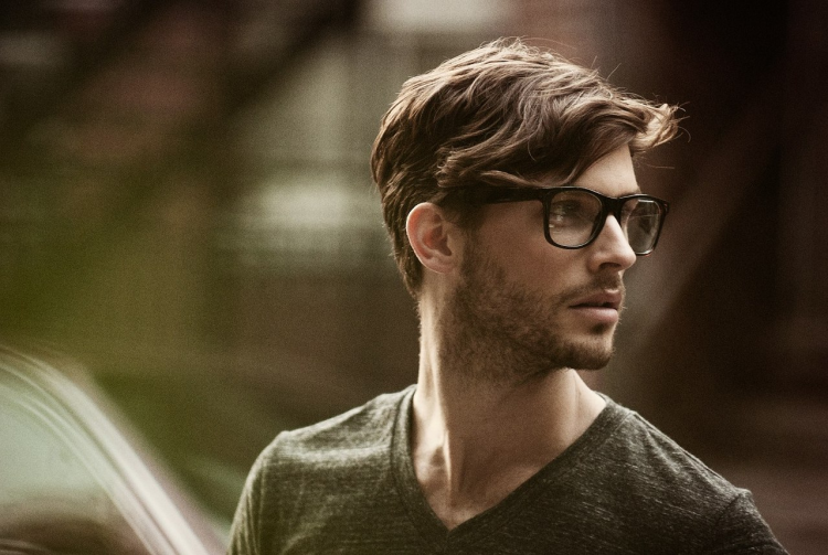 Длинные волосы и очки у мужчин