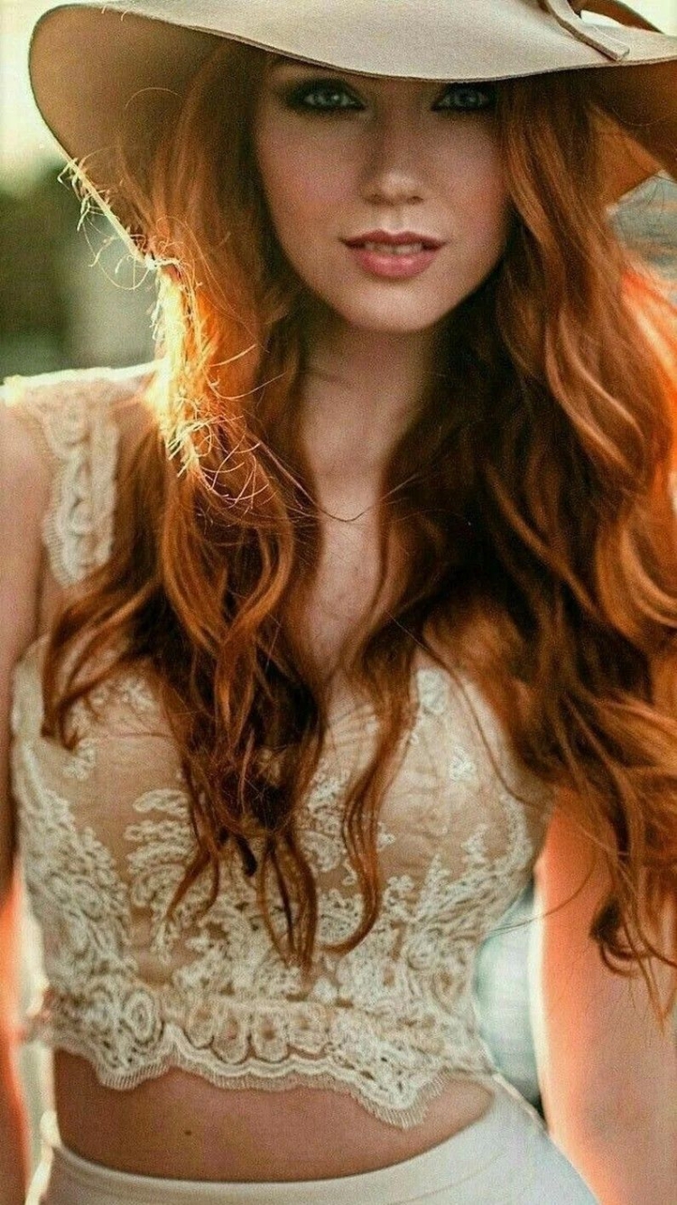 Рыжая девушка в шляпе
