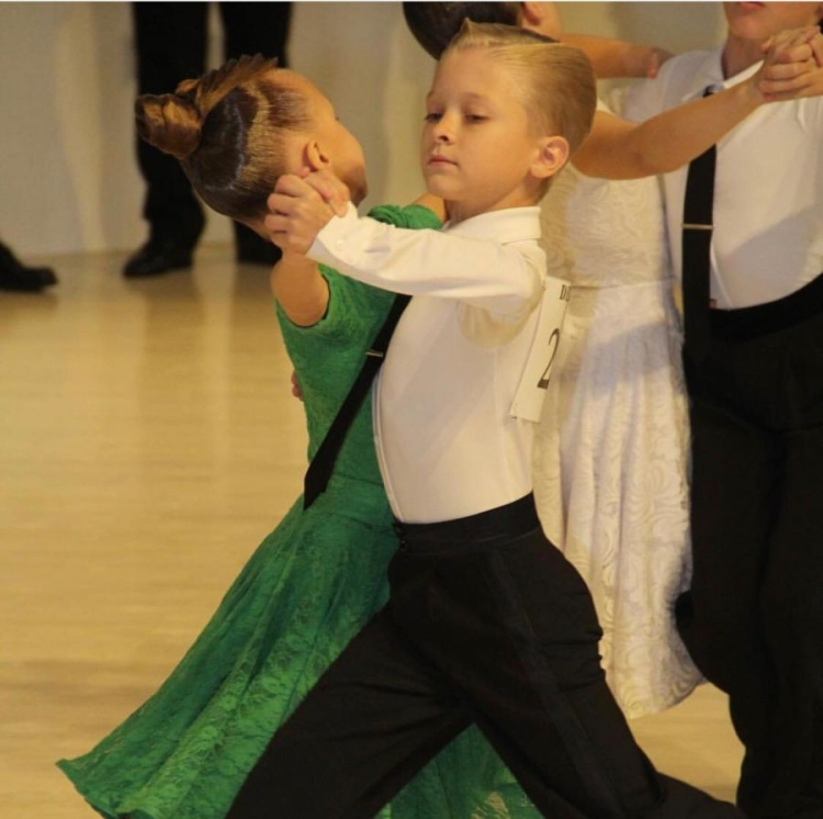 Прическа бальные танцы дети 2 класса