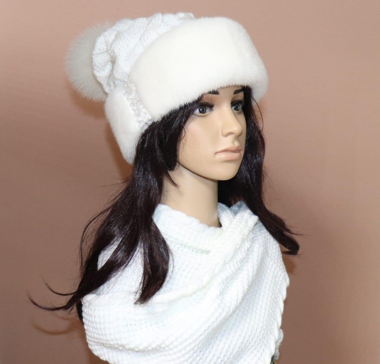 Белая норковая шапка