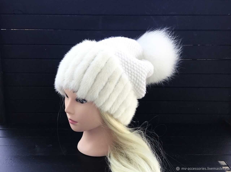 Вязаная шапка с мехом норки