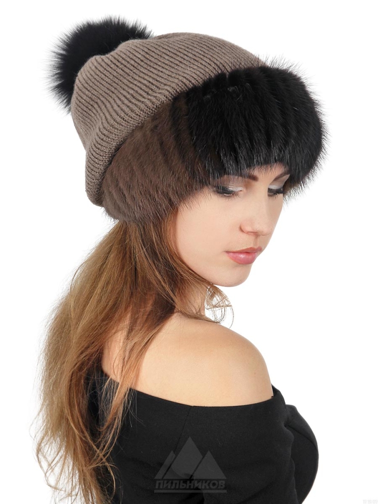Вязаная шапка с мехом