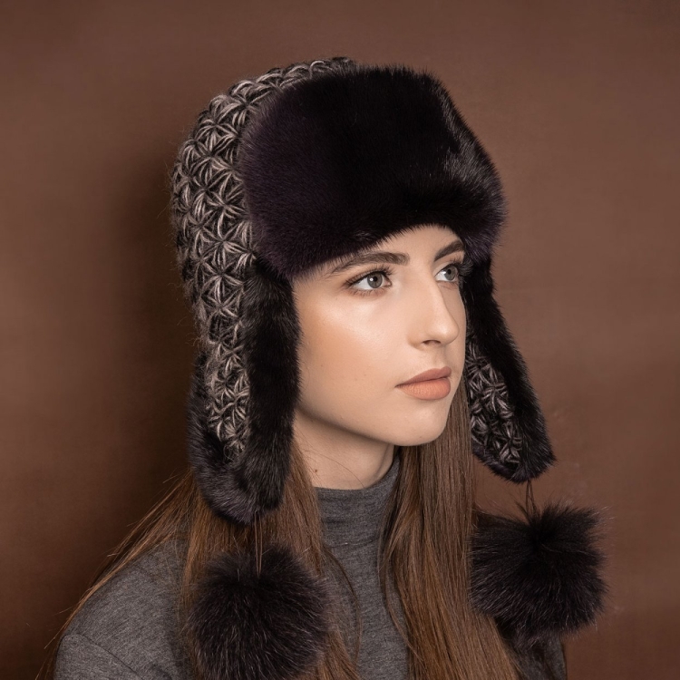 Шапка с норковой отделкой