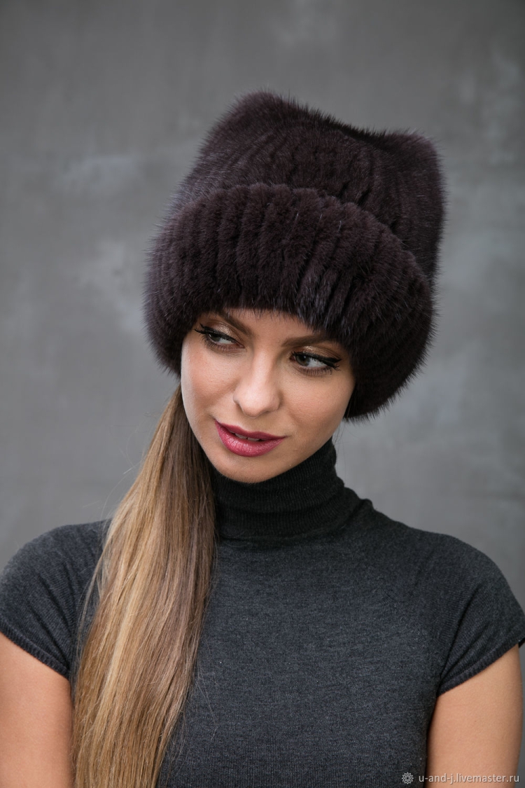 Вязаная шапка с мехом