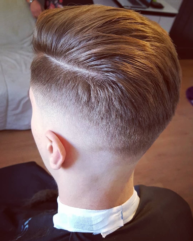 Стрижка для мальчика с пробором
