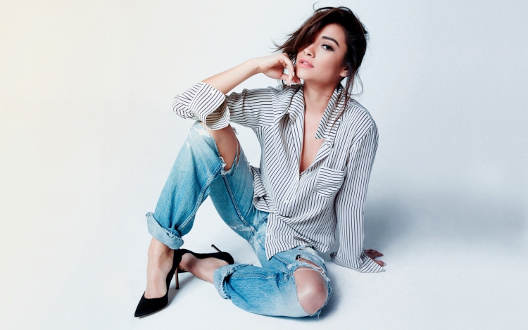 Шей Митчелл в рубашке