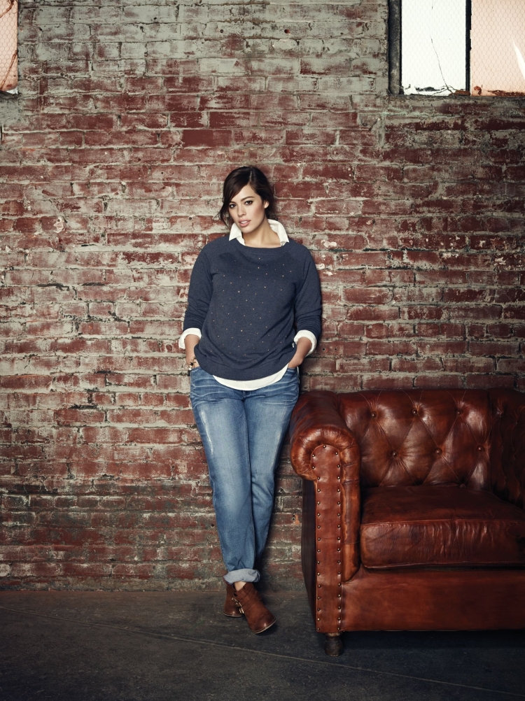 Фотосессия полной девушки в студии