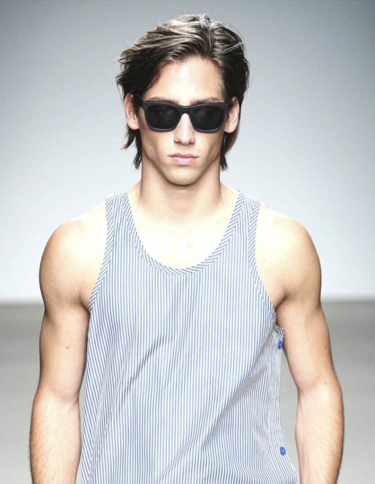 Парень с средними волосами молодой