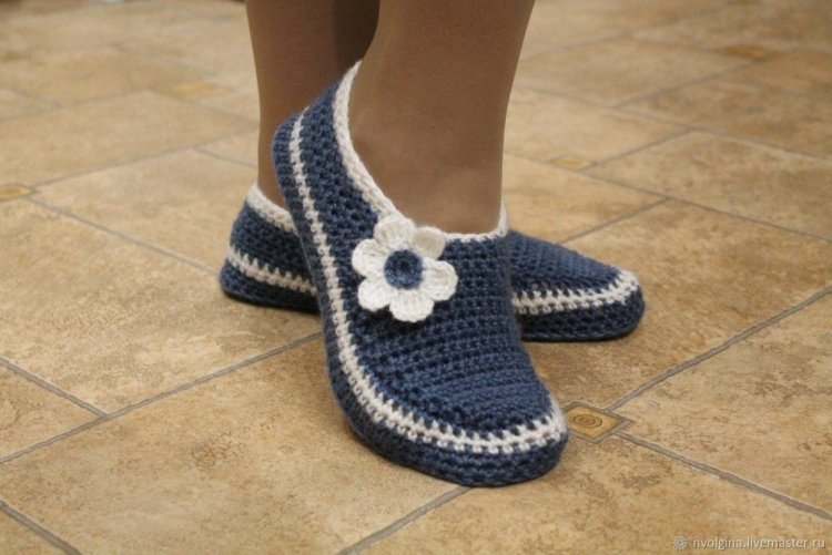 Тапочки спицами с цветочками