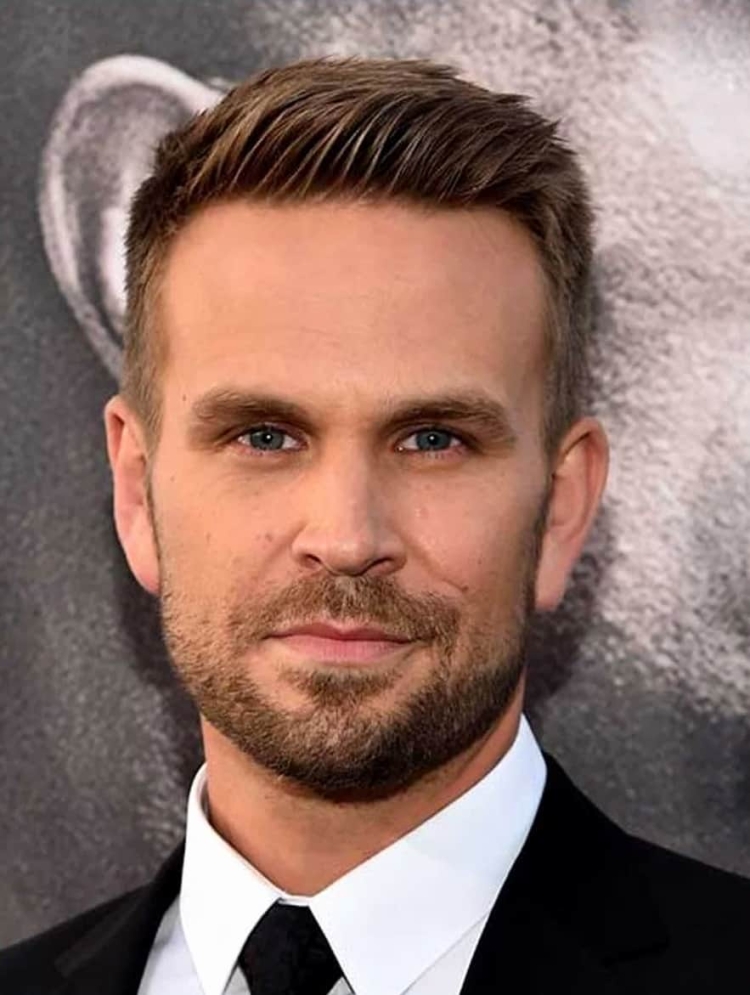 Актер.Джон Бразертон.