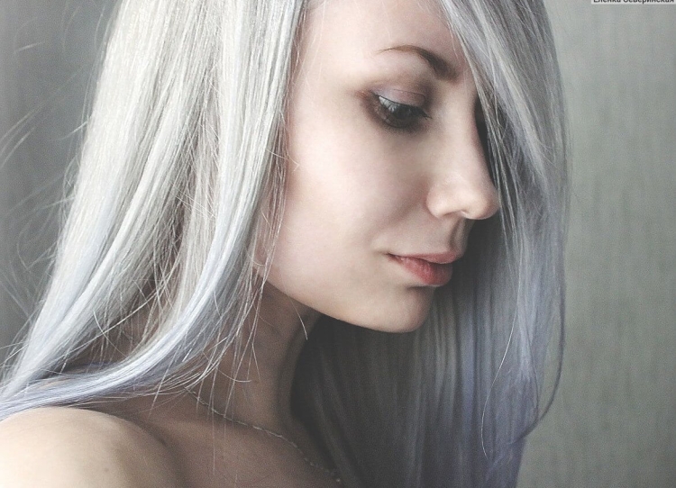 Сара Мари карда зелеными волосами